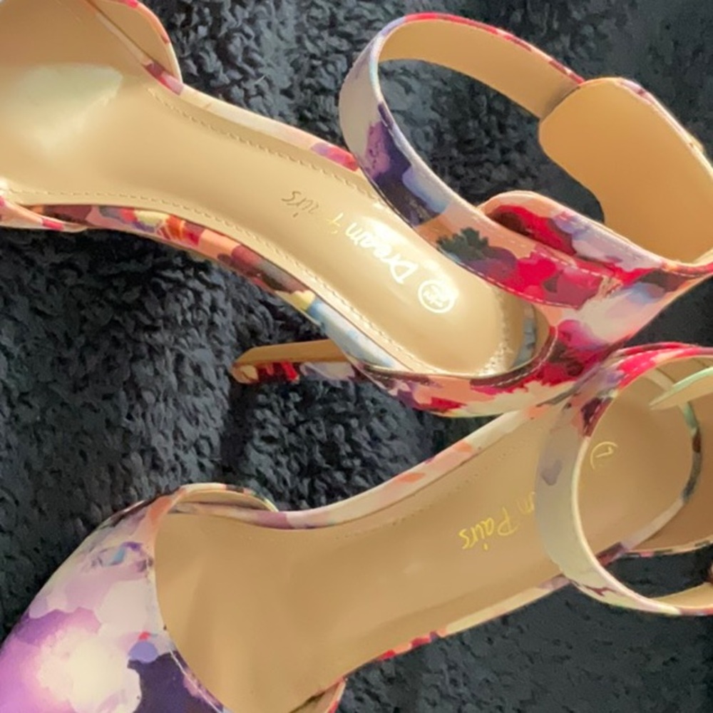 Dream Pairs Floral Heels with ankle strap sz 7.5